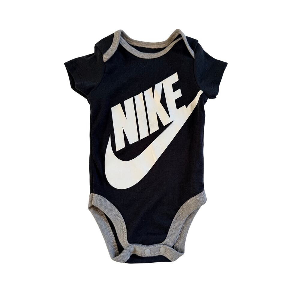 Adorable Nike Baby Boy Bodysuit 0-6M - Black & Gray Trim